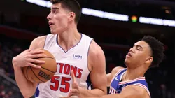 Luka Garza of the pistons (left) defends the ball against Jaden Springer of the 76ers