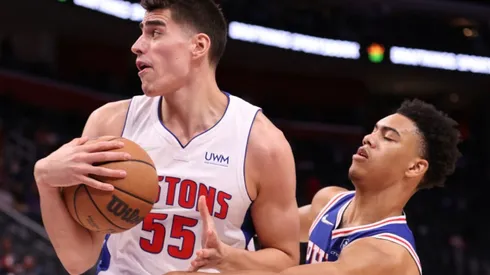 Luka Garza of the pistons (left) defends the ball against Jaden Springer of the 76ers