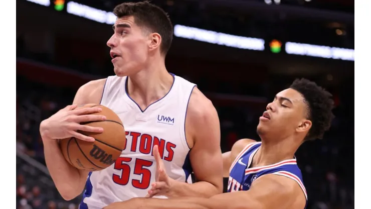 Luka Garza of the pistons (left) defends the ball against Jaden Springer of the 76ers