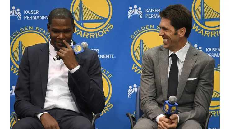 Kevin Durant in his presentation as the Golden State Warriors' new signing alongside GM Bob Myers in 2016.