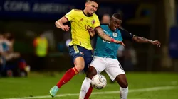 Daniel Muñoz of colombia (left) tries to block Sebastian Mendez of Ecuador