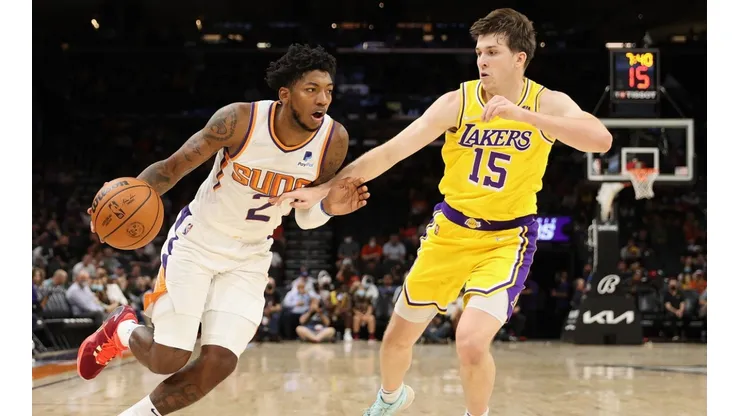 Elfrid Payton of the Phoenix Suns (left) and Austin Reaves of the Los Angeles Lakers (right)