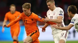 Frenkie de Jong of Netherlands (left) and Vladislavs Gutkovskis of Latvia (right)