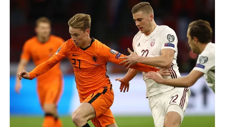 Frenkie de Jong of Netherlands (left) and Vladislavs Gutkovskis of Latvia (right)