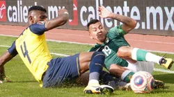 Robert Arboleda of Ecuador (left) fight for ball control against Roberto Carlos Fernandez of Bolivia