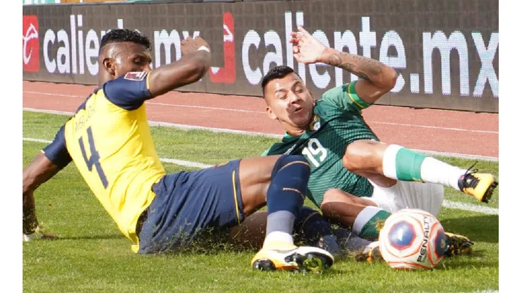 Robert Arboleda of Ecuador (left) fight for ball control against Roberto Carlos Fernandez of Bolivia
