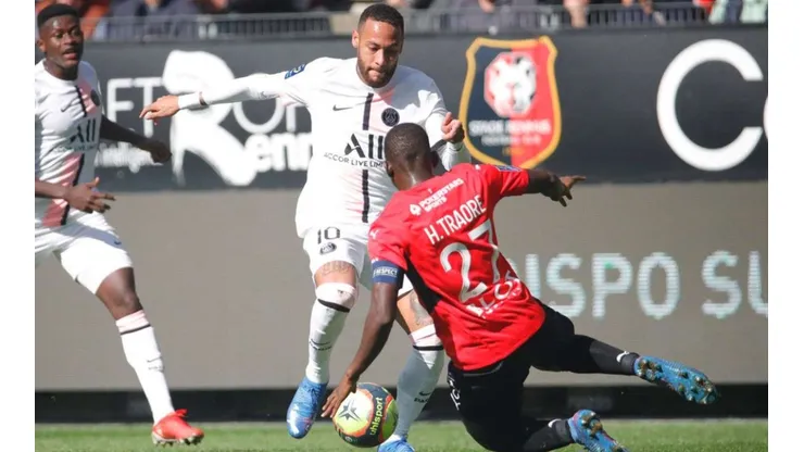 Neymar of PSG (left) and Hamari Traore of Rennes (right)