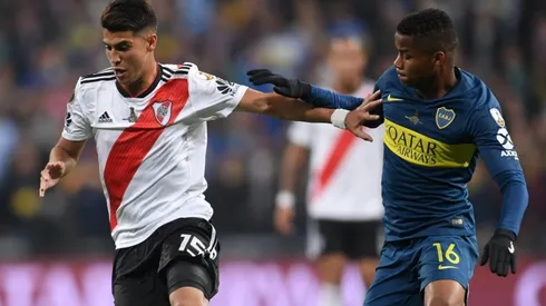 Exequiel Palacios of River Plate (left) against Wilmar Barrios of Boca Juniors in the 2018 Copa Libertadores final.