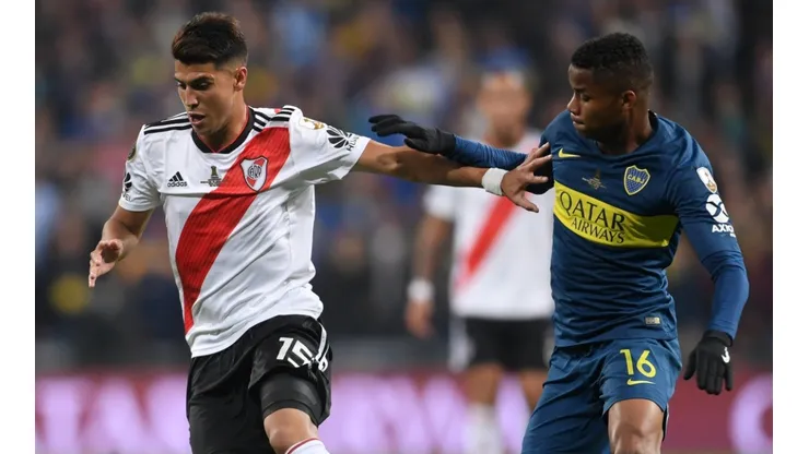 Exequiel Palacios of River Plate (left) against Wilmar Barrios of Boca Juniors in the 2018 Copa Libertadores final.