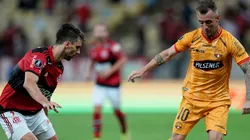 Rodrigo Caio of Flamengo and Damian Diaz of Barcelona SC in action during the first leg of the 2021 Copa Libertadores semifinal tie.