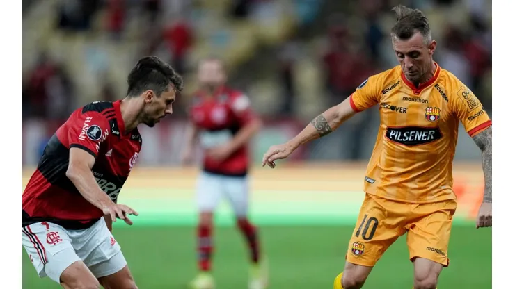 Rodrigo Caio of Flamengo and Damian Diaz of Barcelona SC in action during the first leg of the 2021 Copa Libertadores semifinal tie.