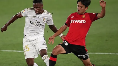 Vinicius of Real Madrid (left) fights for ball control with Kubo of Mallorca (right)