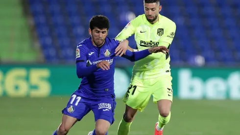 Carles Alena of Gefate (left) fights for ball control with Yannick Ferreira Carrasco of Atletico Madrid (right)