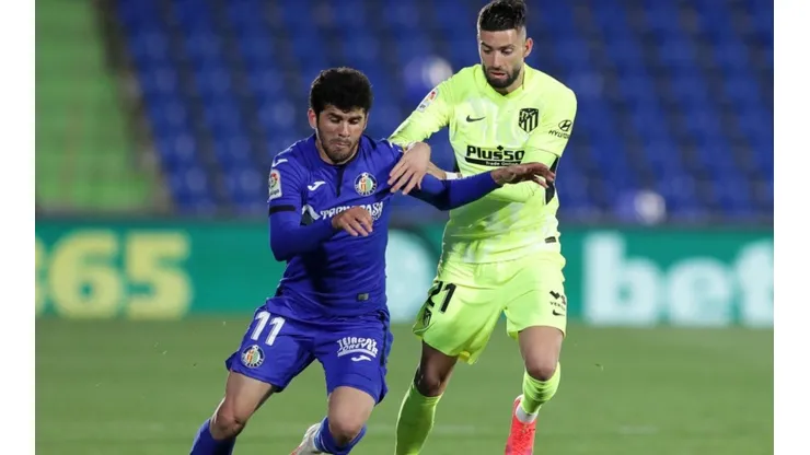Carles Alena of Gefate (left) fights for ball control with Yannick Ferreira Carrasco of Atletico Madrid (right)