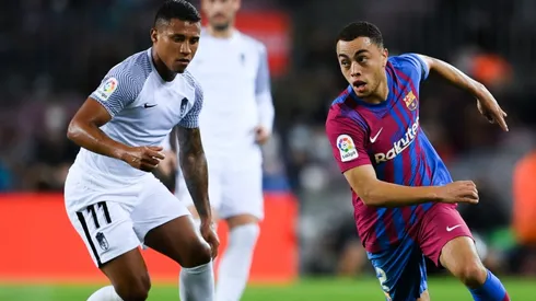 Darwin Machis of Granada against Sergiño Dest of Barcelona.