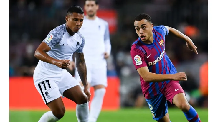 Darwin Machis of Granada against Sergiño Dest of Barcelona.