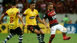 Emmanuel Martinez and Bruno Pinatares of Barcelona SC (left) are trying to stop Everton Ribeiro of Flamengo (right)