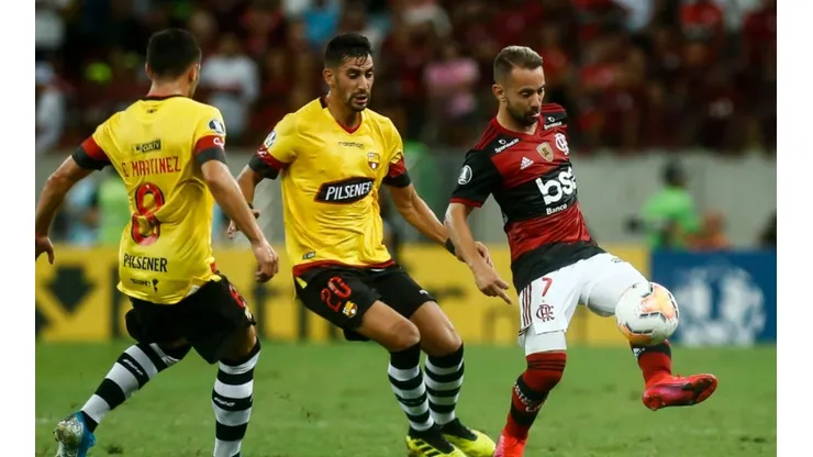 Emmanuel Martinez and Bruno Pinatares of Barcelona SC (left) are trying to stop Everton Ribeiro of Flamengo (right)
