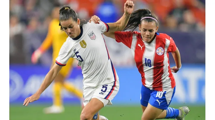Kelley O'Hara of United States (left) and Ramona Martinez of Paraguay (right)