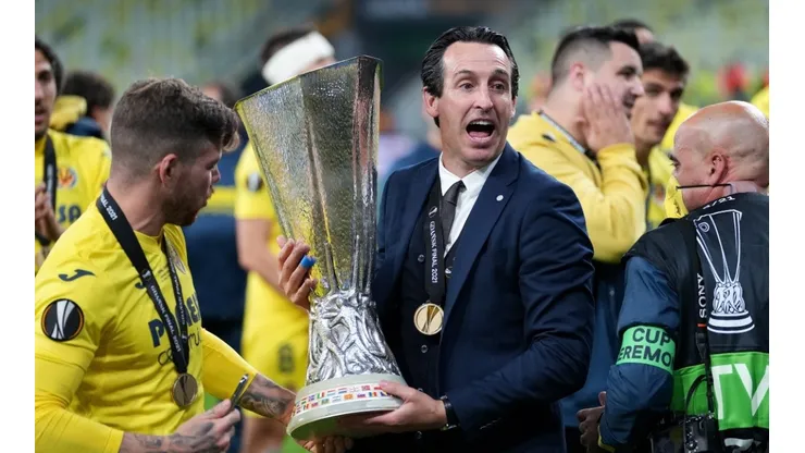 Unai Emery, Head Coach of Villarreal CF celebrates with the UEFA Europa League Trophy (Getty)