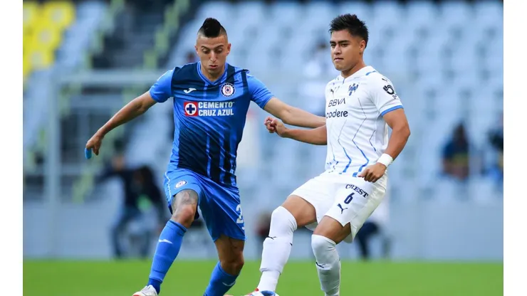 Roberto Alvarado of Cruz Azul (left) and Edson Gutierrez of Monterrey (Getty).