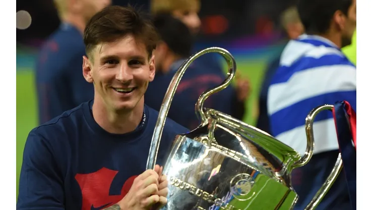 Lionel Messi holding the Champions League trophy in 2015. (Getty)