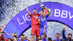 Cruz Azul lifts the Liga MX trophy after winning the Guardianes 2021 tournament (Getty Images).