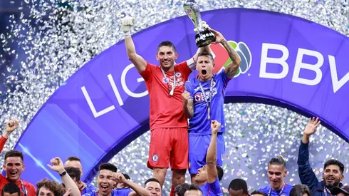Cruz Azul lifts the Liga MX trophy after winning the Guardianes 2021 tournament (Getty Images).