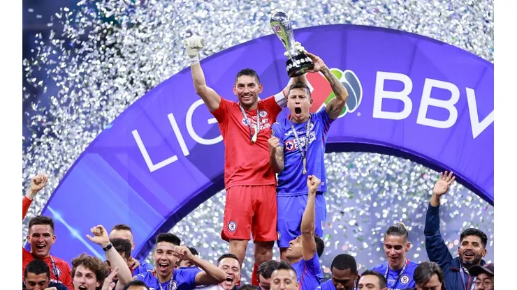 Cruz Azul lifts the Liga MX trophy after winning the Guardianes 2021 tournament (Getty Images).