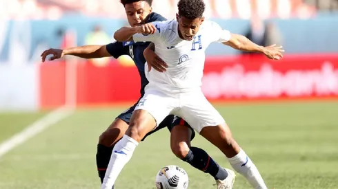 Weston McKennie of United States (left) and Antony Lozano of Honduras (right) (Getty)