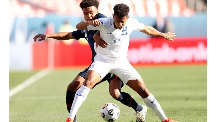 Weston McKennie of United States (left) and Antony Lozano of Honduras (right) (Getty)