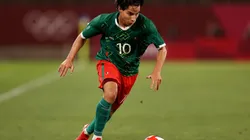 Diego Lainez dribbling in the 2020 Tokyo Olympics
