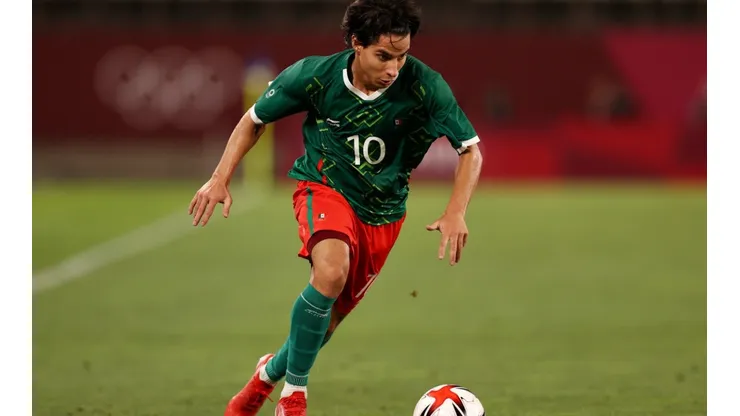 Diego Lainez dribbling in the 2020 Tokyo Olympics