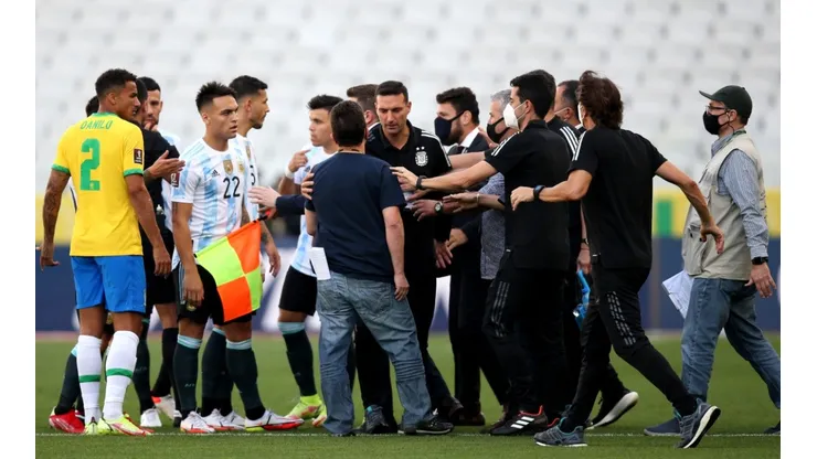 Health authorities interrumpt the match between Brazil and Argentina (Getty).
