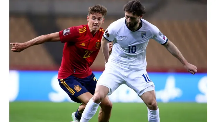 Marcos Llorente of Spain (left) tries to block Arber Zeneli of Kosovo (right)(Getty)