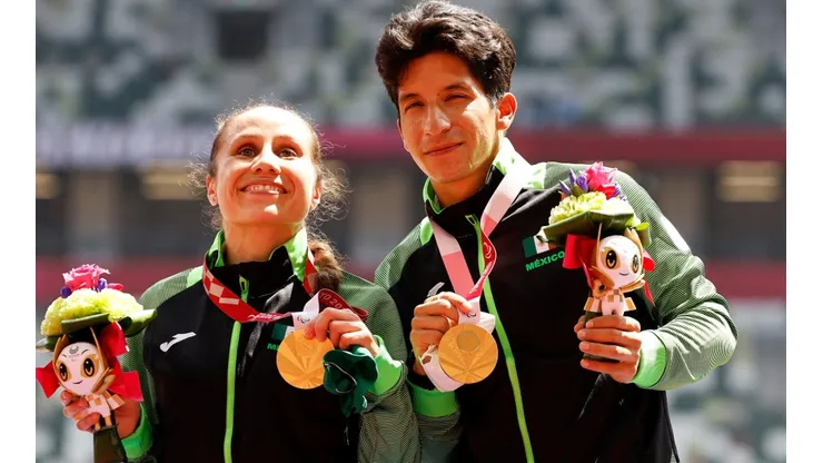 Monica Olivia Rodriguez Saavedra (left) and guide Kevin Teodoro Aguilar Perez (right) of Mexico at the women's 1500m - T11. (Getty)