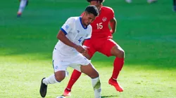 Ronald Gómez of El Salvador (left front) tries to avoid Thelonius Bair of Canada (right behind) (Getty)