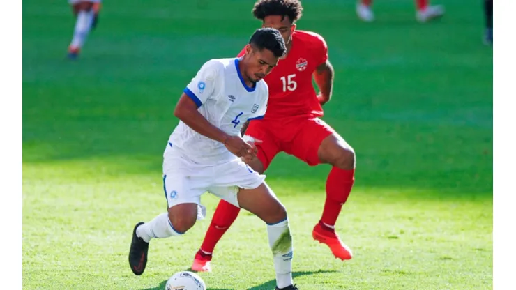 Ronald Gómez of El Salvador (left front) tries to avoid Thelonius Bair of Canada (right behind) (Getty)