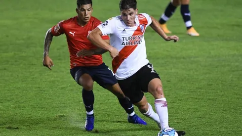 Lucas Romero of Independiente (left) tries to block Julian Alvarez of River Plate (right) (Getty)