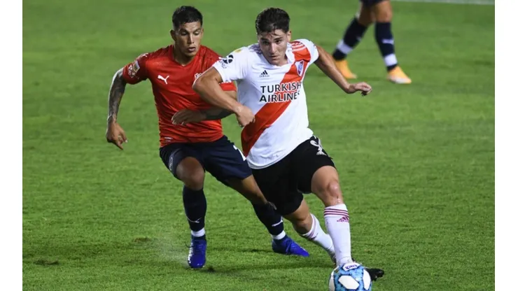 Lucas Romero of Independiente (left) tries to block Julian Alvarez of River Plate (right) (Getty)