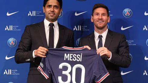 Lionel Messi and Nasser Al-Khelaifi hold up the PSG jersey (Getty Images)
