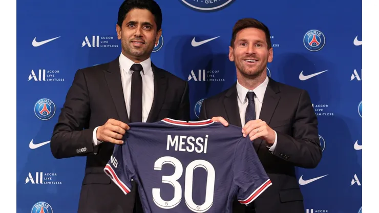 Lionel Messi and Nasser Al-Khelaifi hold up the PSG jersey (Getty Images)
