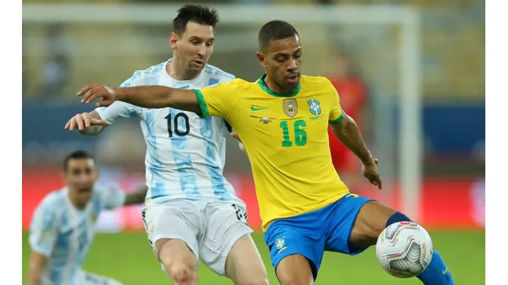 Lionel Messi and Renan Lodi in action during the 2021 Copa America final. Argentina and Brazil will meet on Matchday 6 of the road to Qatar 2022. (Getty)