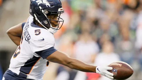 Teddy Bridgewater of Denver Broncos giving the ball to a running back. (Getty)
