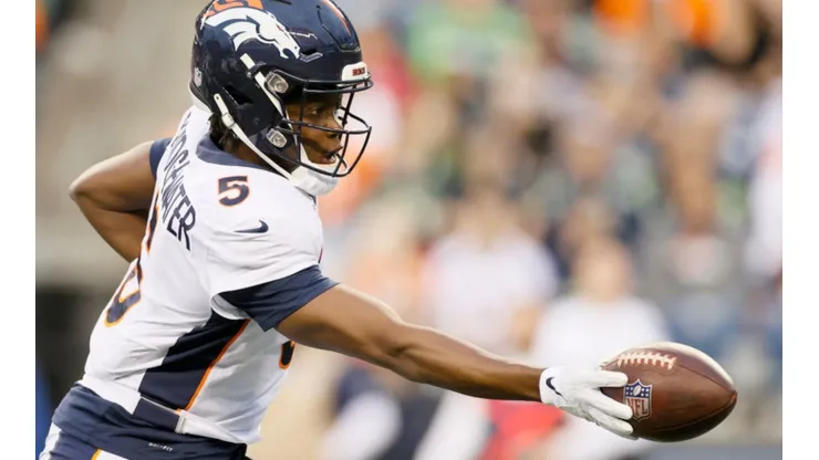 Teddy Bridgewater of Denver Broncos giving the ball to a running back. (Getty)