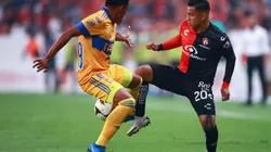 Erick Avalos of Tigres (left) struggles against Jairo Torres of Atlas (left) (Getty)