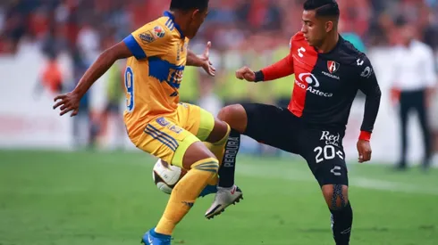 Erick Avalos of Tigres (left) struggles against Jairo Torres of Atlas (left) (Getty)