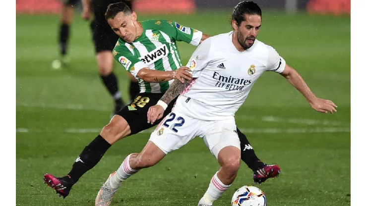 Andres Guardado of Real Betis (right behind) fights for ball control against Isco of Real Madrid (front left). (Getty)