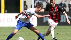 Mikkel Damsgaard of Sampdoria (left) fights the ball possesion with Alexis Saelemaekers of AC Milan (right). (GETTY)