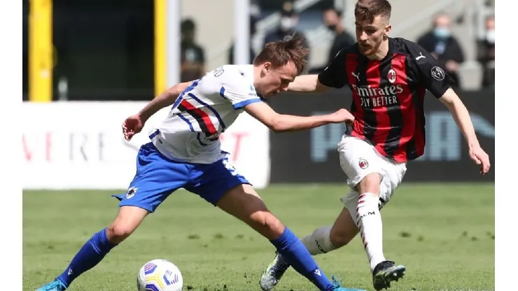 Mikkel Damsgaard of Sampdoria (left) fights the ball possesion with Alexis Saelemaekers of AC Milan (right). (GETTY)